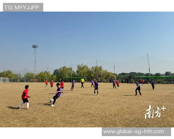 寒风中的绿茵场足球场冬天的温暖与激情交织的瞬间